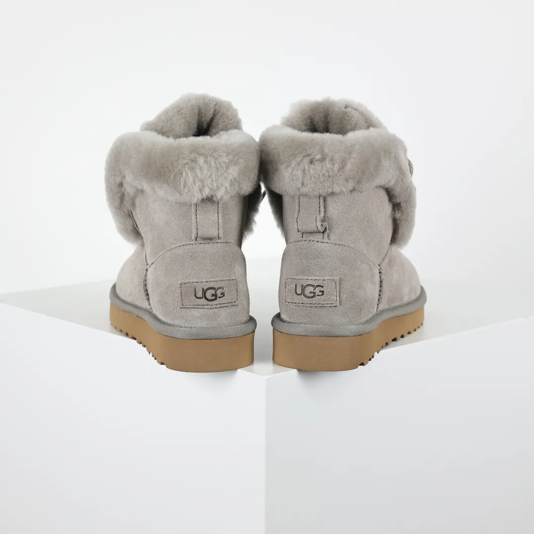 Pick up locally 💰620. The core recommendation is good price. The platform’s foreign trade is exclusively for UGG Classic women’s snow boots 1174576. Produced by the ten-year-old brand shoemaking factory production line. Pay attention to every detail. Longfeng A-grade genuine sheep fur is integrated. It is built in full compliance with the ZP process. Size: 35 36 37 38 39 40